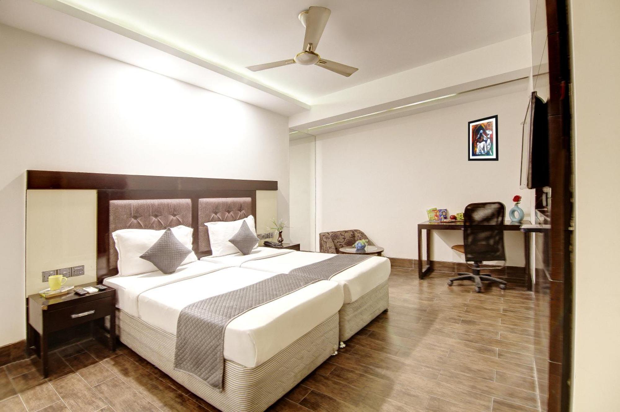 Hotel Good Times Near Ganga Ram Hospital And Karol Bagh Metro Deli Exterior foto