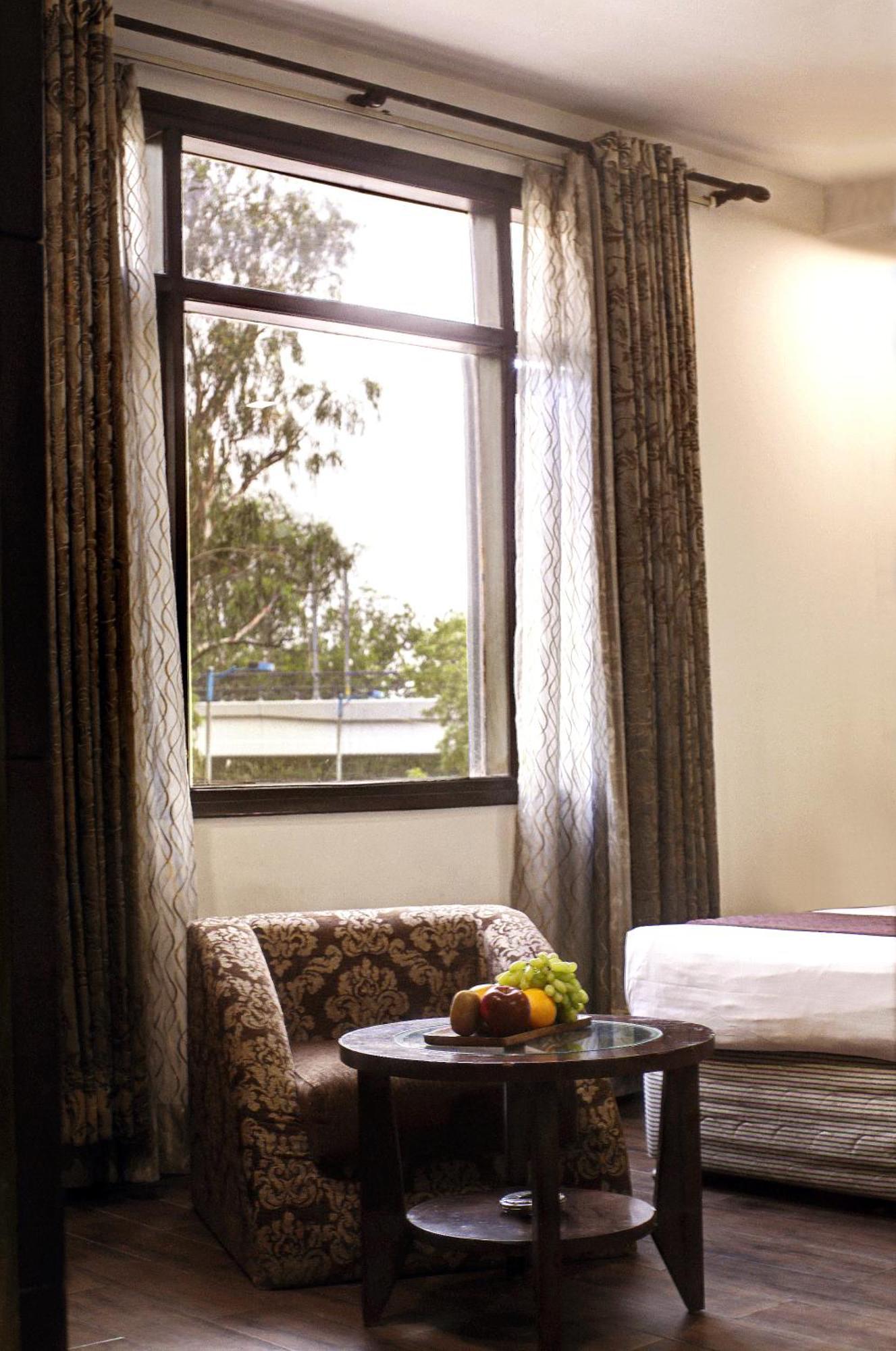 Hotel Good Times Near Ganga Ram Hospital And Karol Bagh Metro Deli Exterior foto