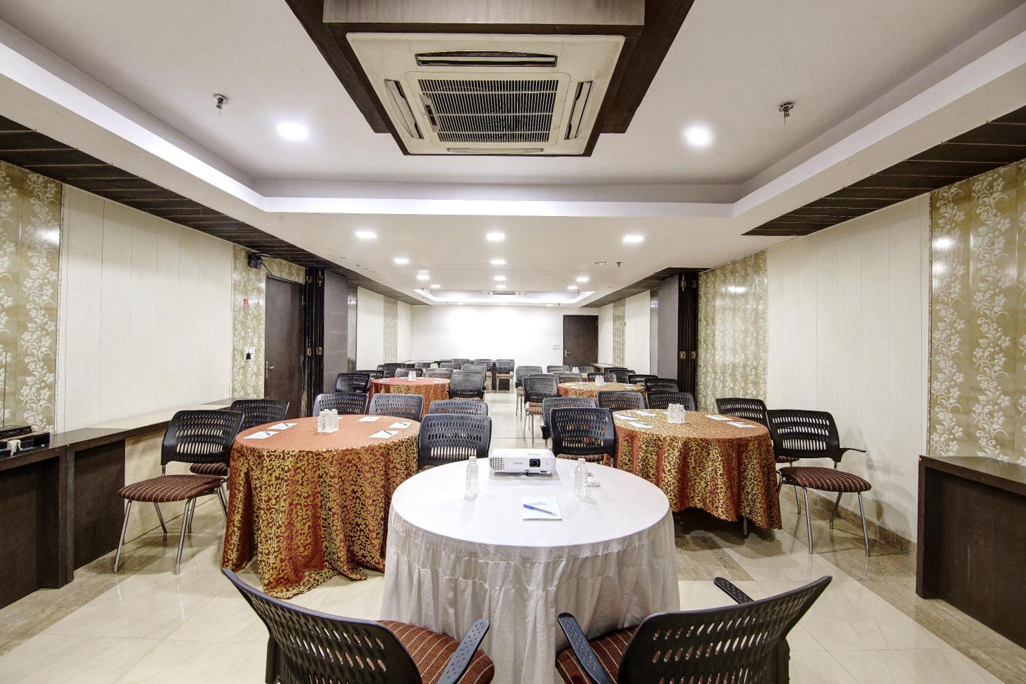 Hotel Good Times Near Ganga Ram Hospital And Karol Bagh Metro Deli Exterior foto