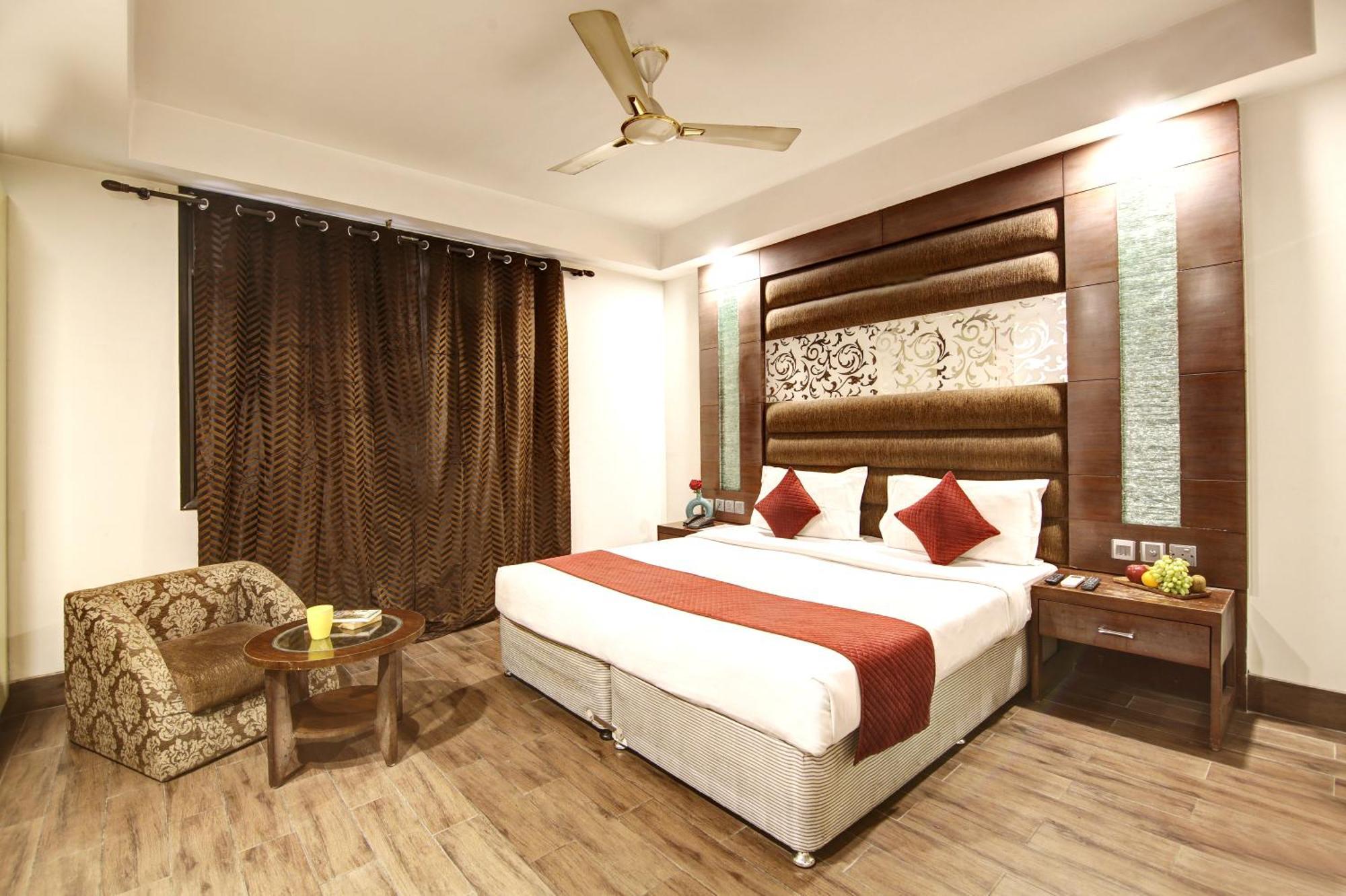 Hotel Good Times Near Ganga Ram Hospital And Karol Bagh Metro Deli Exterior foto