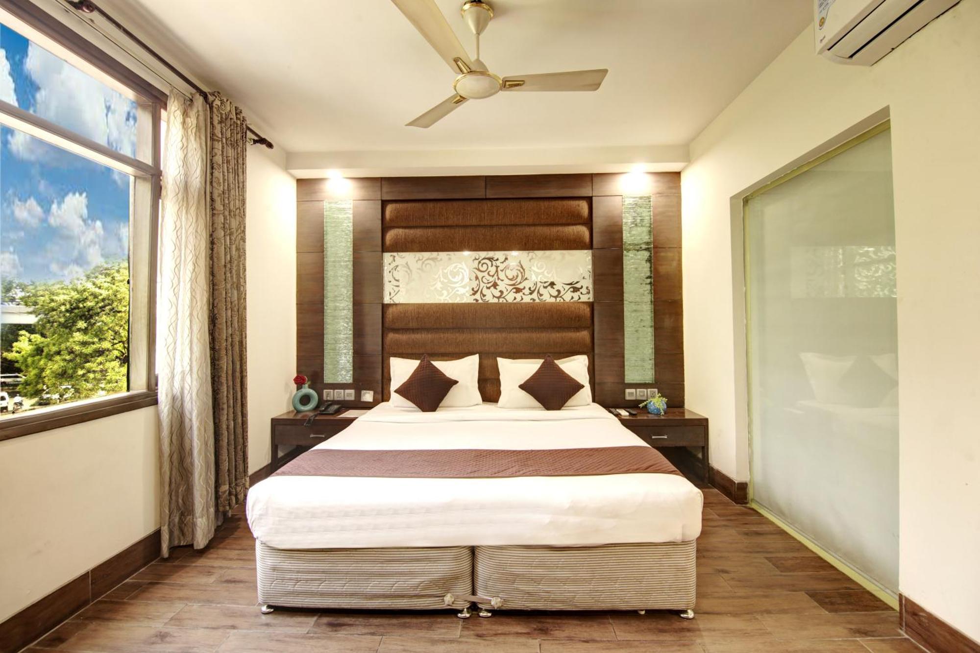 Hotel Good Times Near Ganga Ram Hospital And Karol Bagh Metro Deli Exterior foto