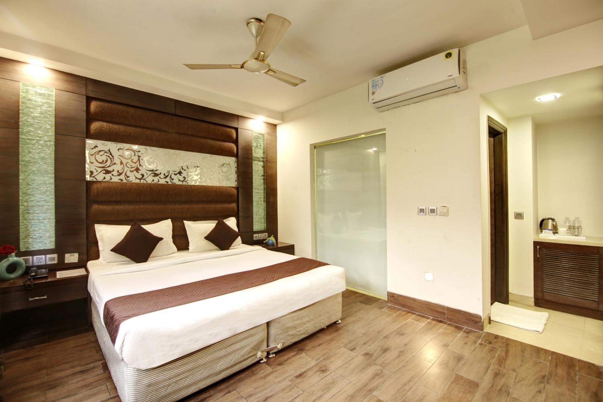 Hotel Good Times Near Ganga Ram Hospital And Karol Bagh Metro Deli Exterior foto