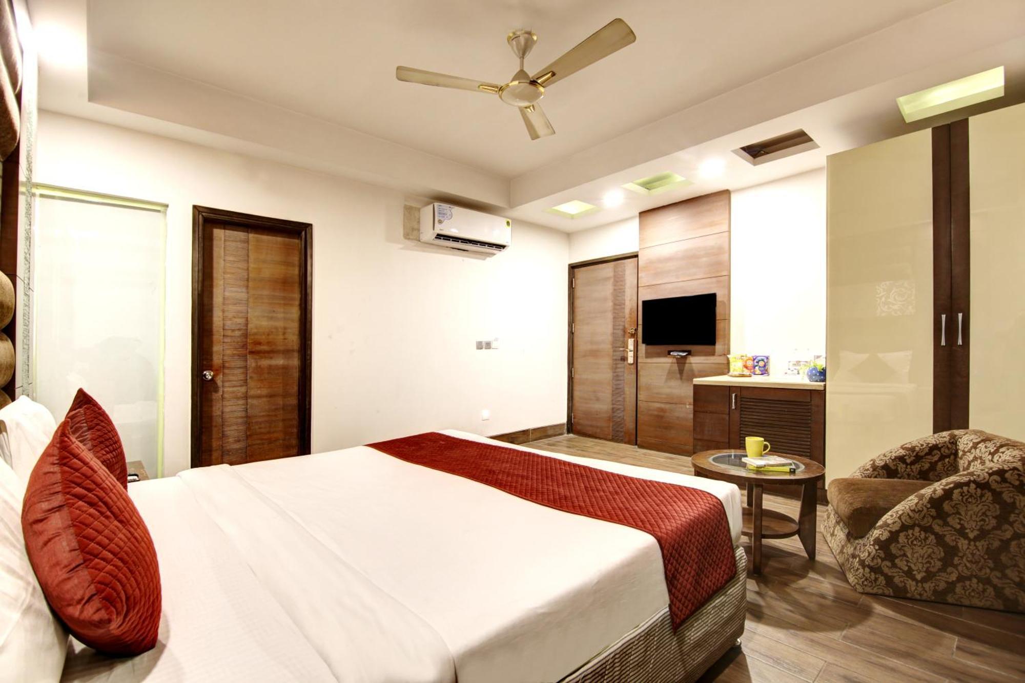 Hotel Good Times Near Ganga Ram Hospital And Karol Bagh Metro Deli Exterior foto