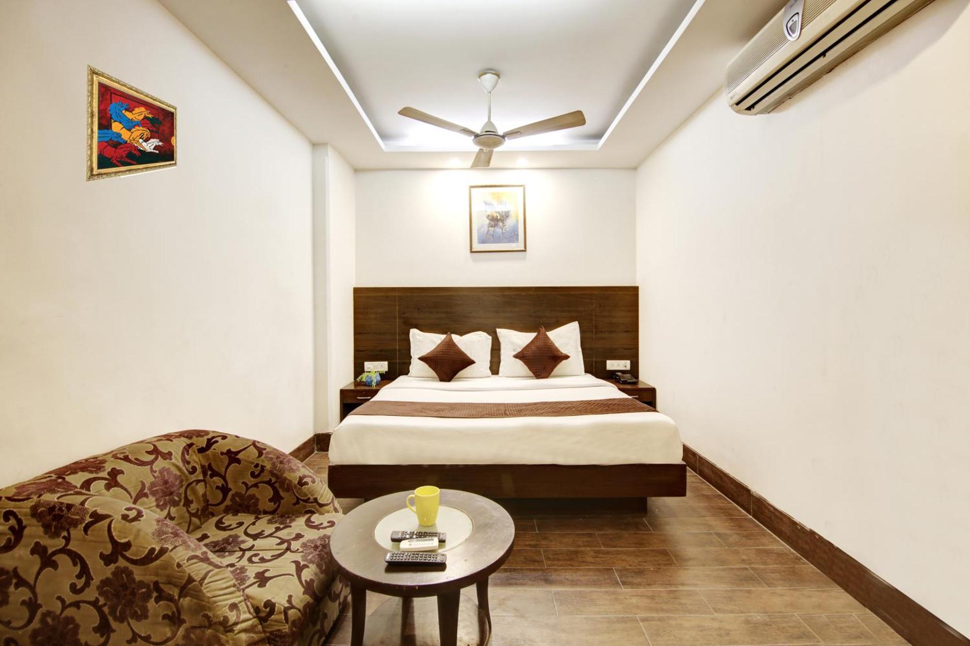 Hotel Good Times Near Ganga Ram Hospital And Karol Bagh Metro Deli Exterior foto