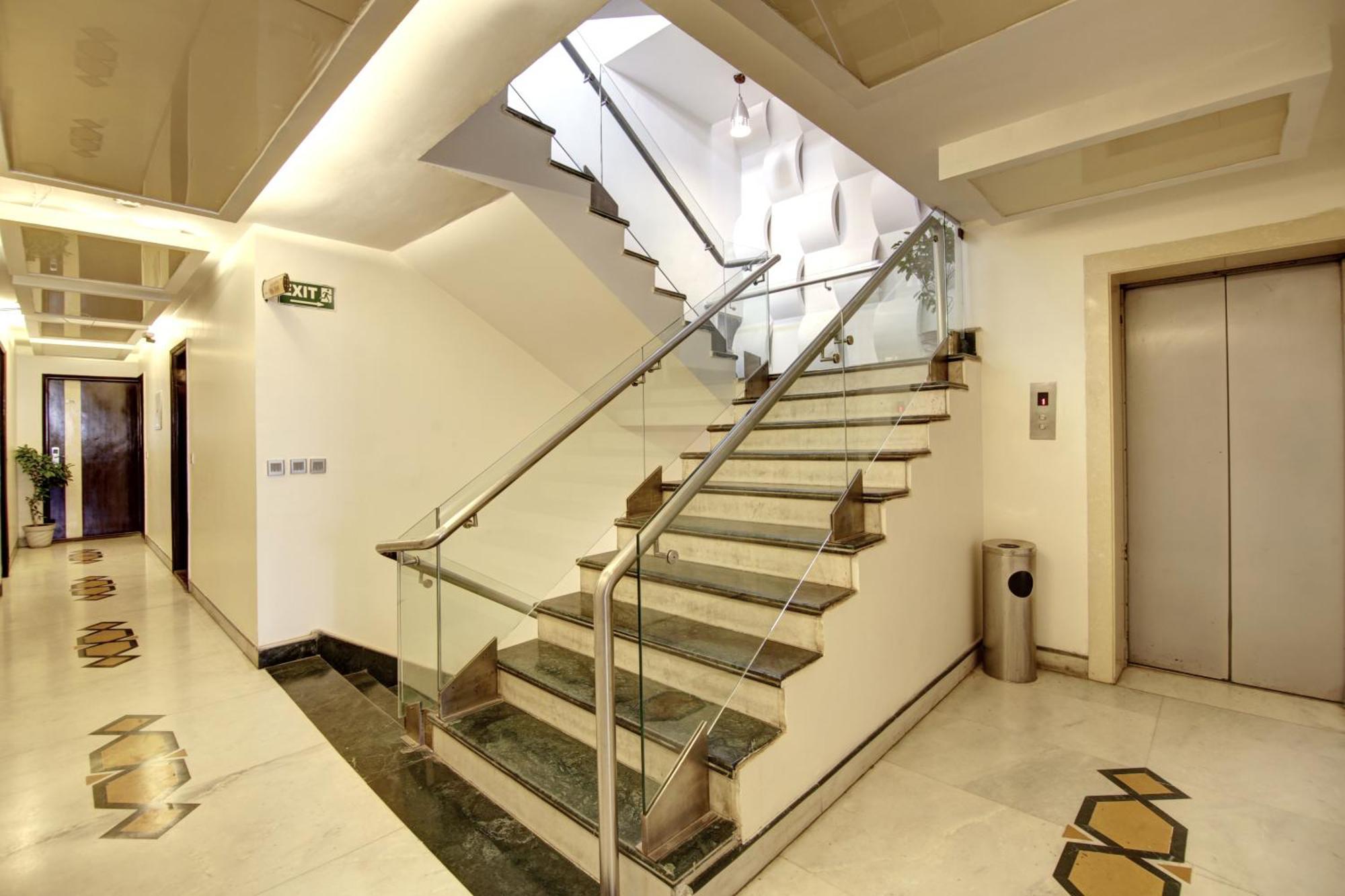 Hotel Good Times Near Ganga Ram Hospital And Karol Bagh Metro Deli Exterior foto