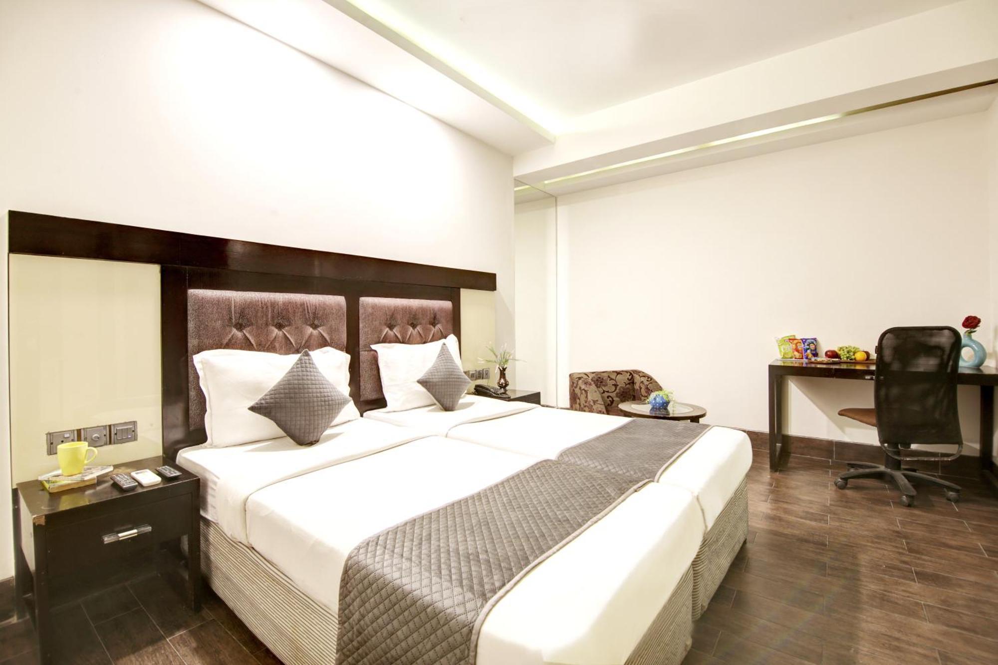 Hotel Good Times Near Ganga Ram Hospital And Karol Bagh Metro Deli Exterior foto