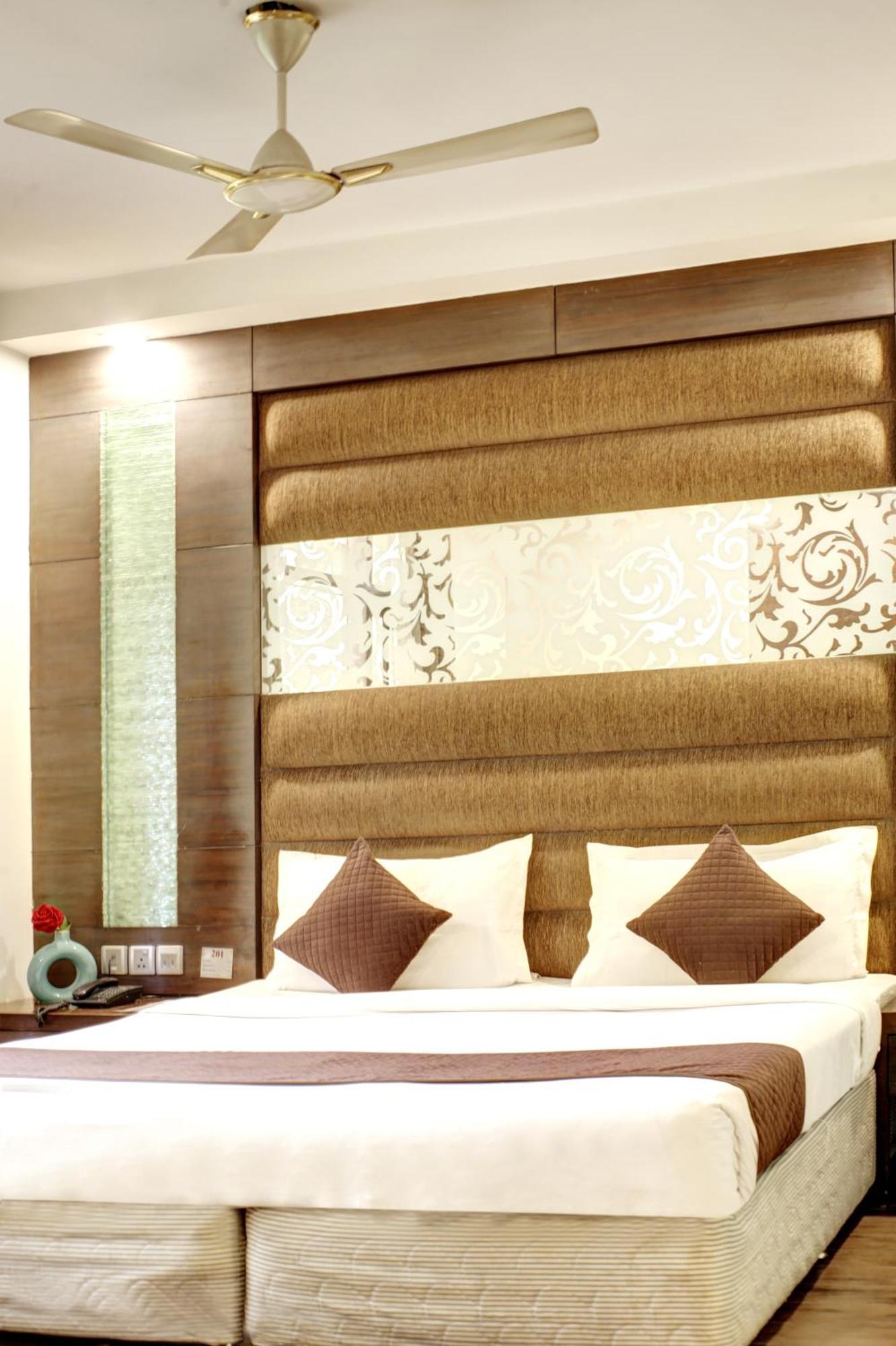 Hotel Good Times Near Ganga Ram Hospital And Karol Bagh Metro Deli Exterior foto