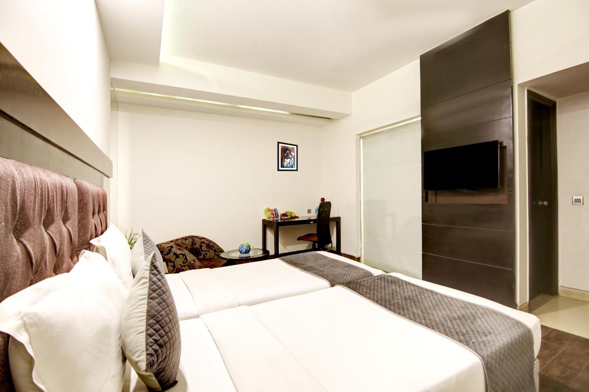 Hotel Good Times Near Ganga Ram Hospital And Karol Bagh Metro Deli Exterior foto
