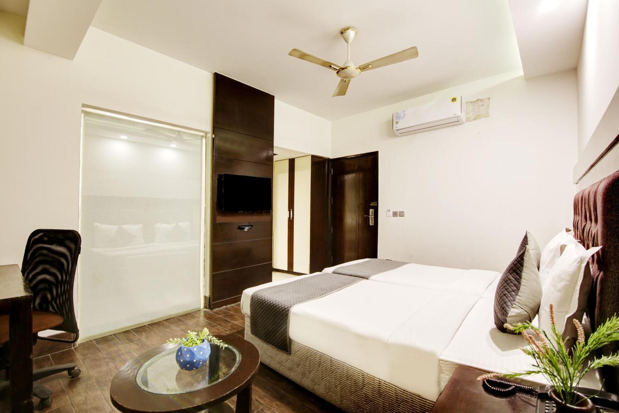Hotel Good Times Near Ganga Ram Hospital And Karol Bagh Metro Deli Exterior foto