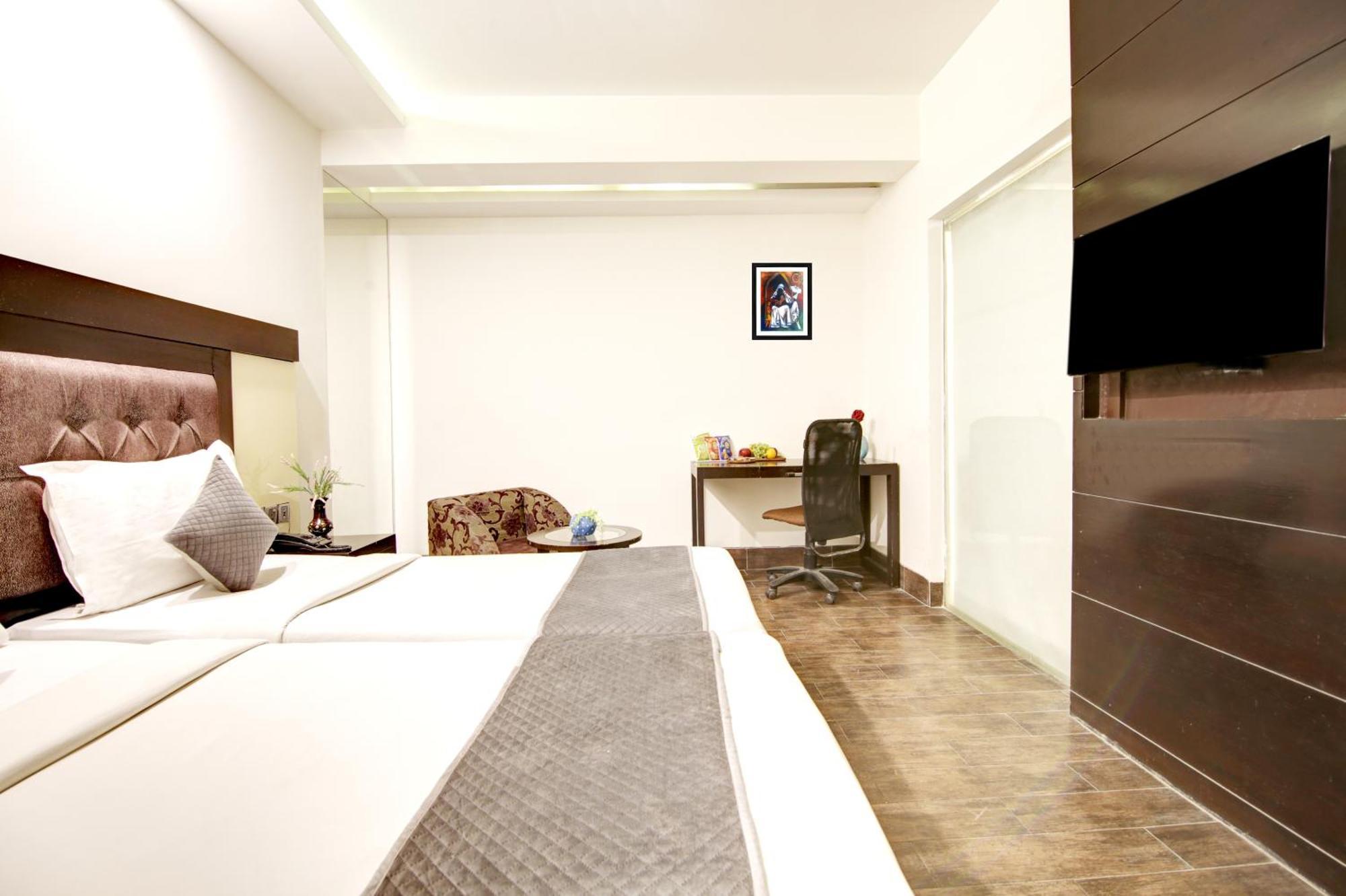 Hotel Good Times Near Ganga Ram Hospital And Karol Bagh Metro Deli Exterior foto