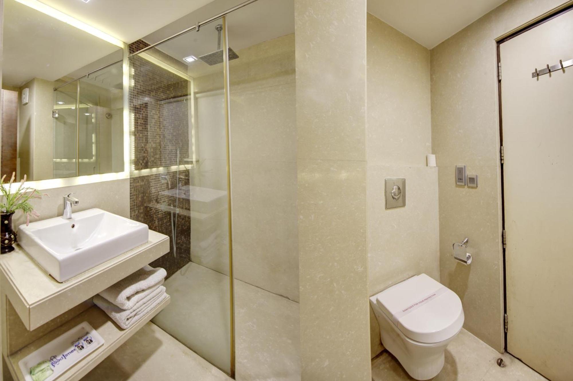 Hotel Good Times Near Ganga Ram Hospital And Karol Bagh Metro Deli Exterior foto