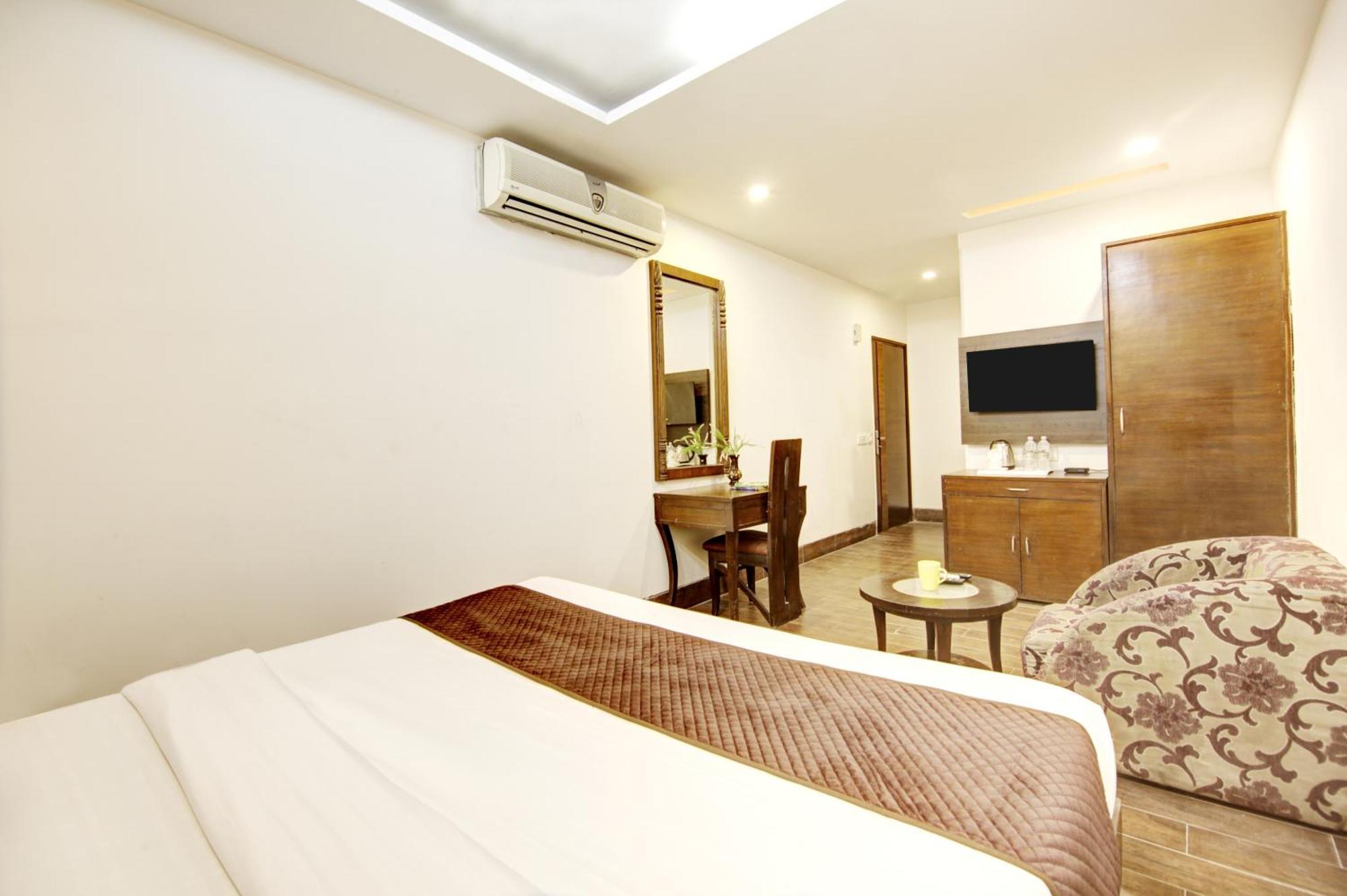 Hotel Good Times Near Ganga Ram Hospital And Karol Bagh Metro Deli Exterior foto