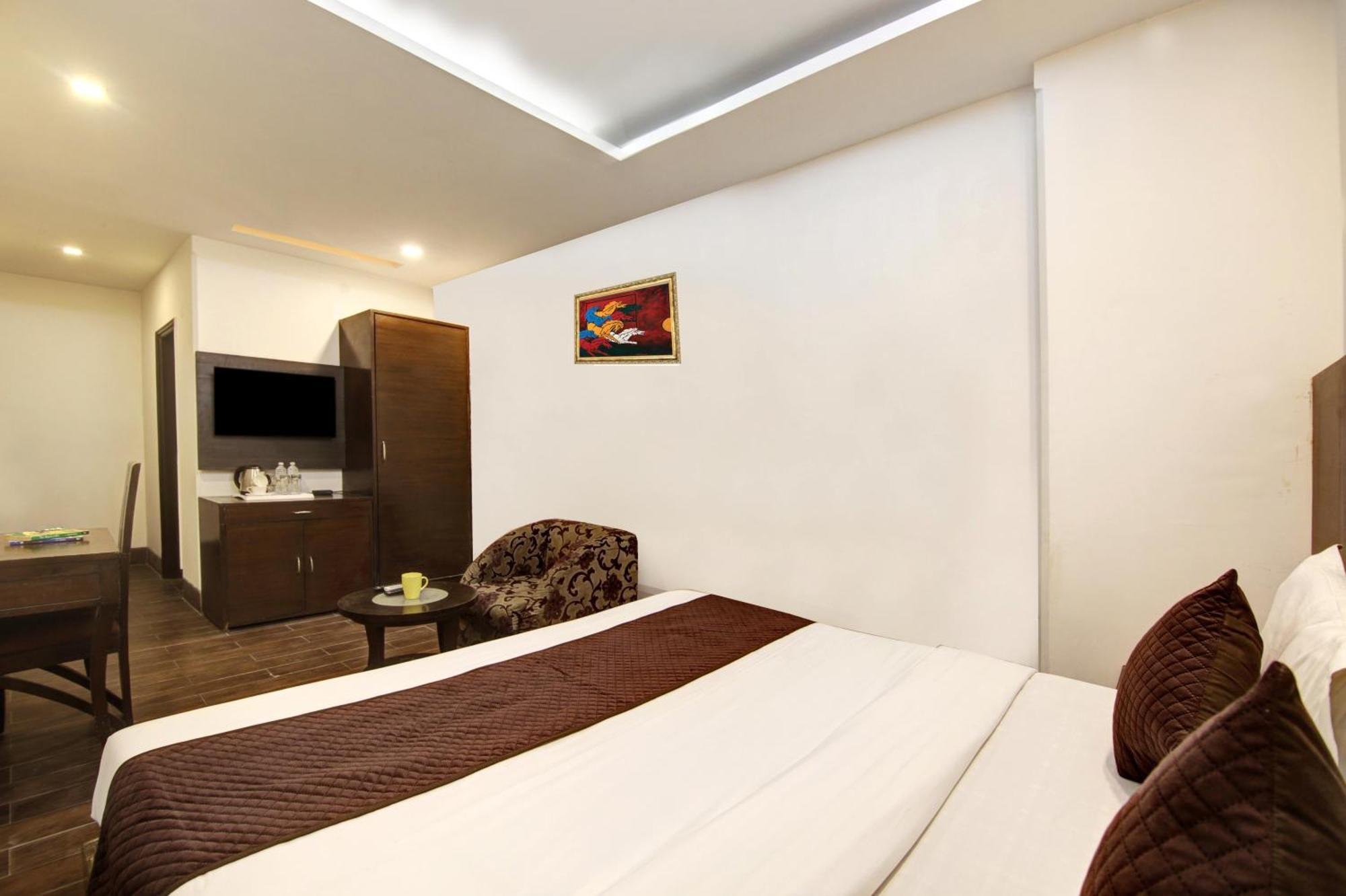 Hotel Good Times Near Ganga Ram Hospital And Karol Bagh Metro Deli Exterior foto