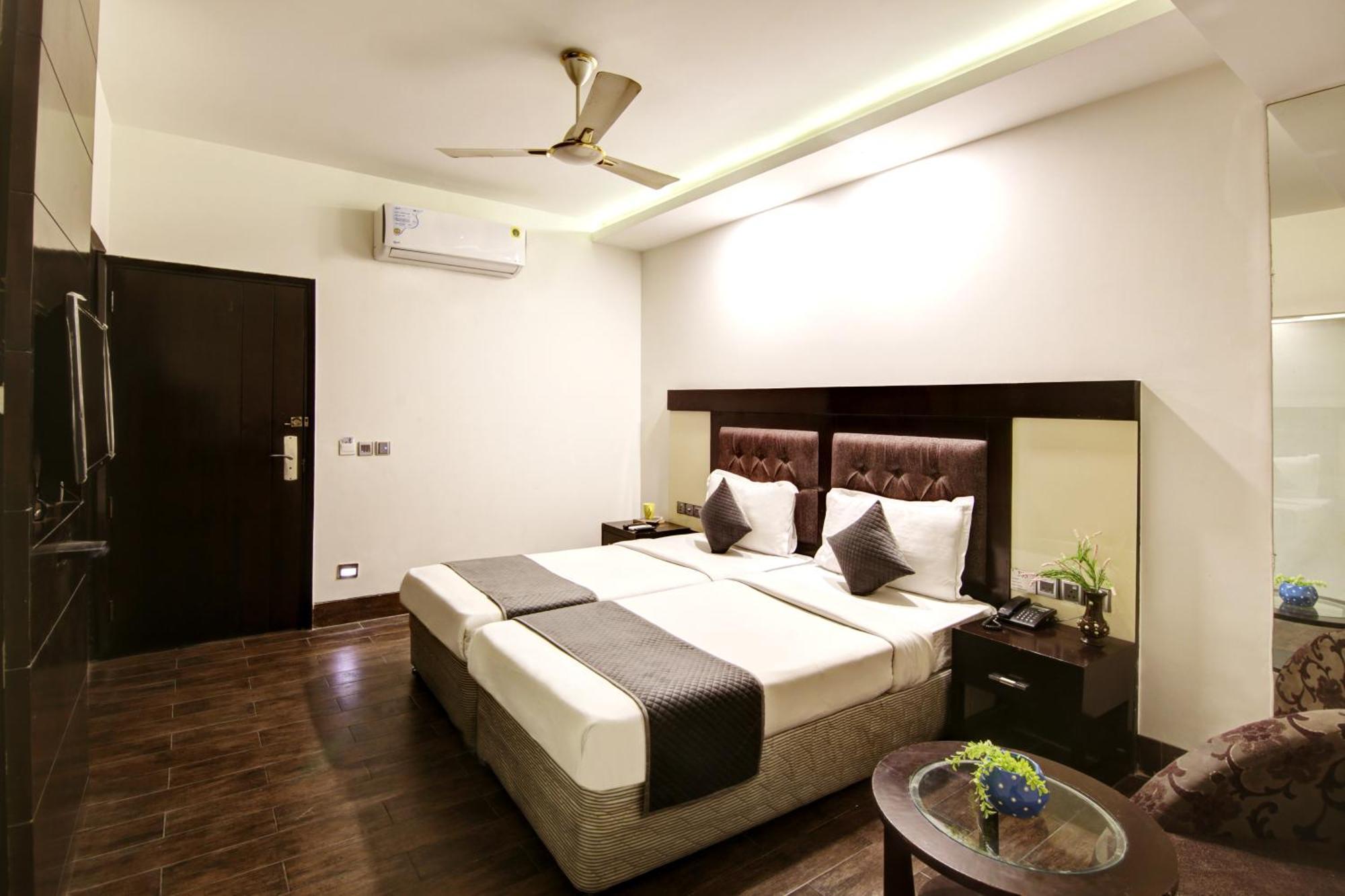Hotel Good Times Near Ganga Ram Hospital And Karol Bagh Metro Deli Exterior foto