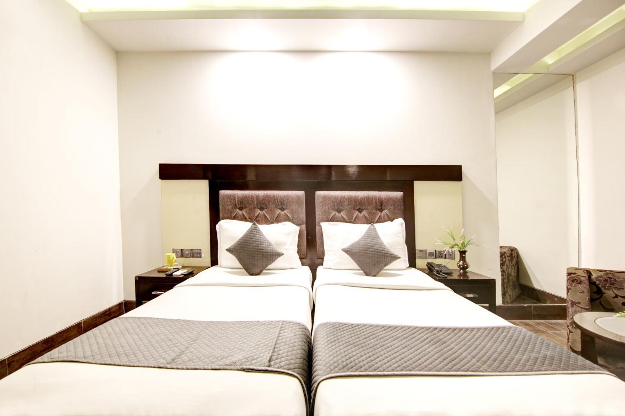 Hotel Good Times Near Ganga Ram Hospital And Karol Bagh Metro Deli Exterior foto