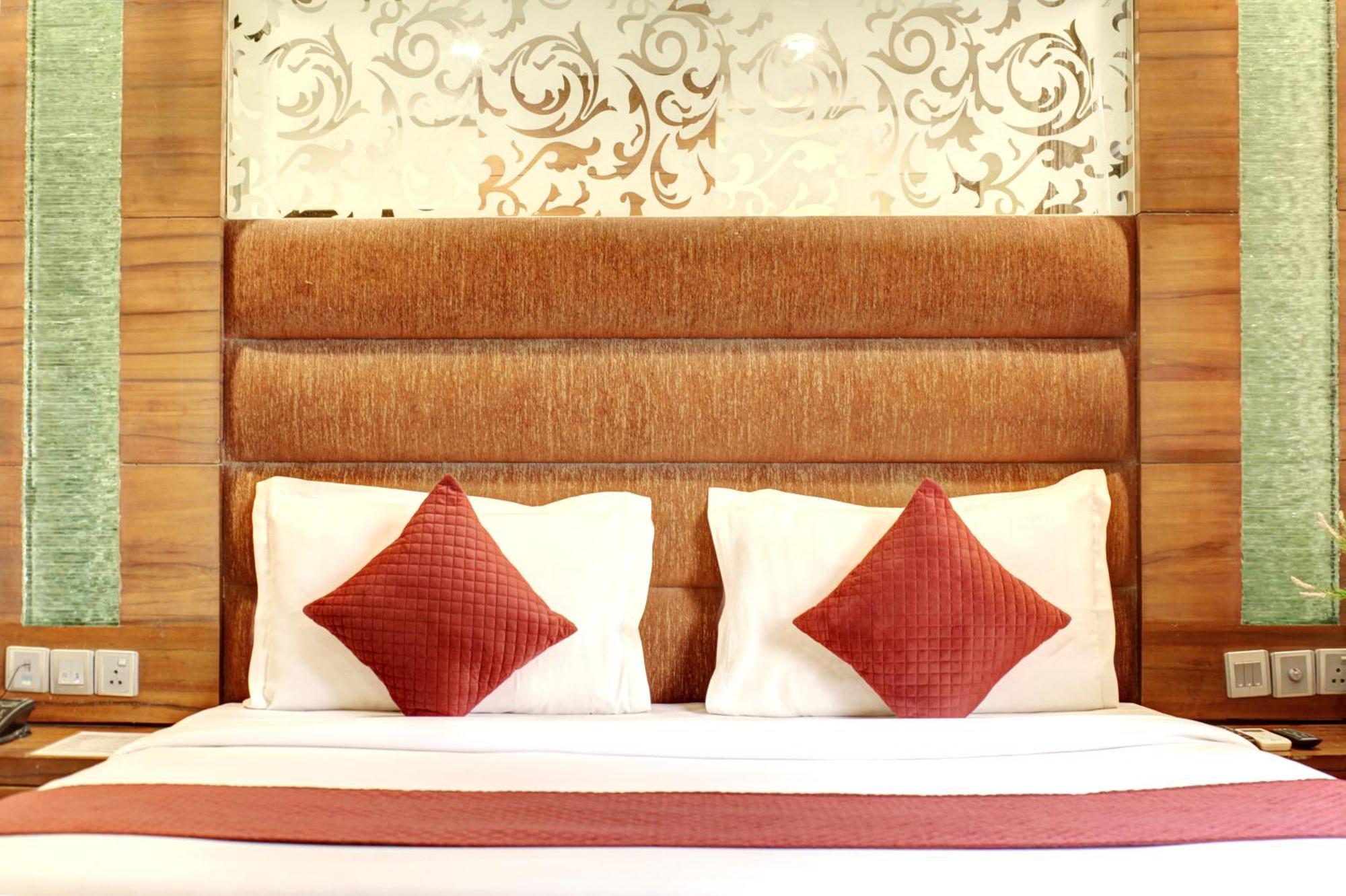 Hotel Good Times Near Ganga Ram Hospital And Karol Bagh Metro Deli Exterior foto