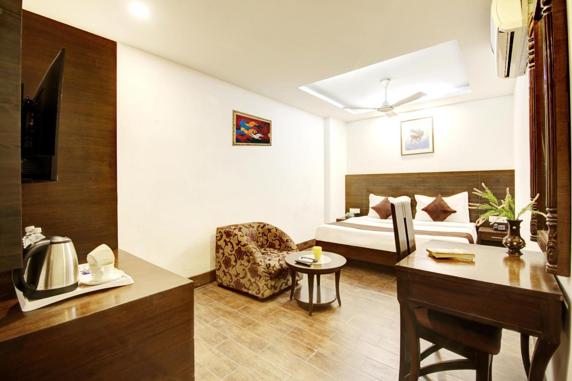 Hotel Good Times Near Ganga Ram Hospital And Karol Bagh Metro Deli Exterior foto