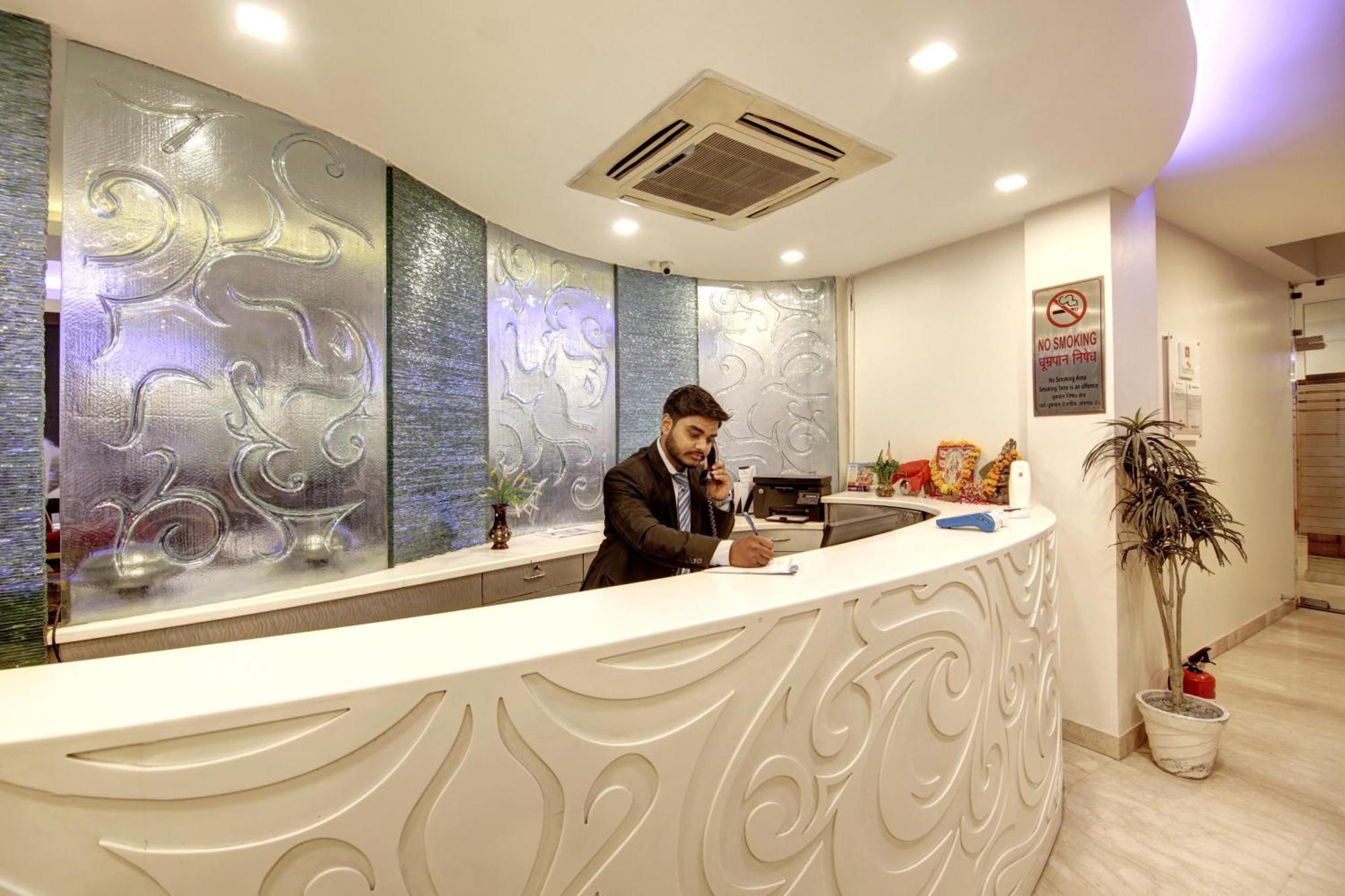 Hotel Good Times Near Ganga Ram Hospital And Karol Bagh Metro Deli Exterior foto