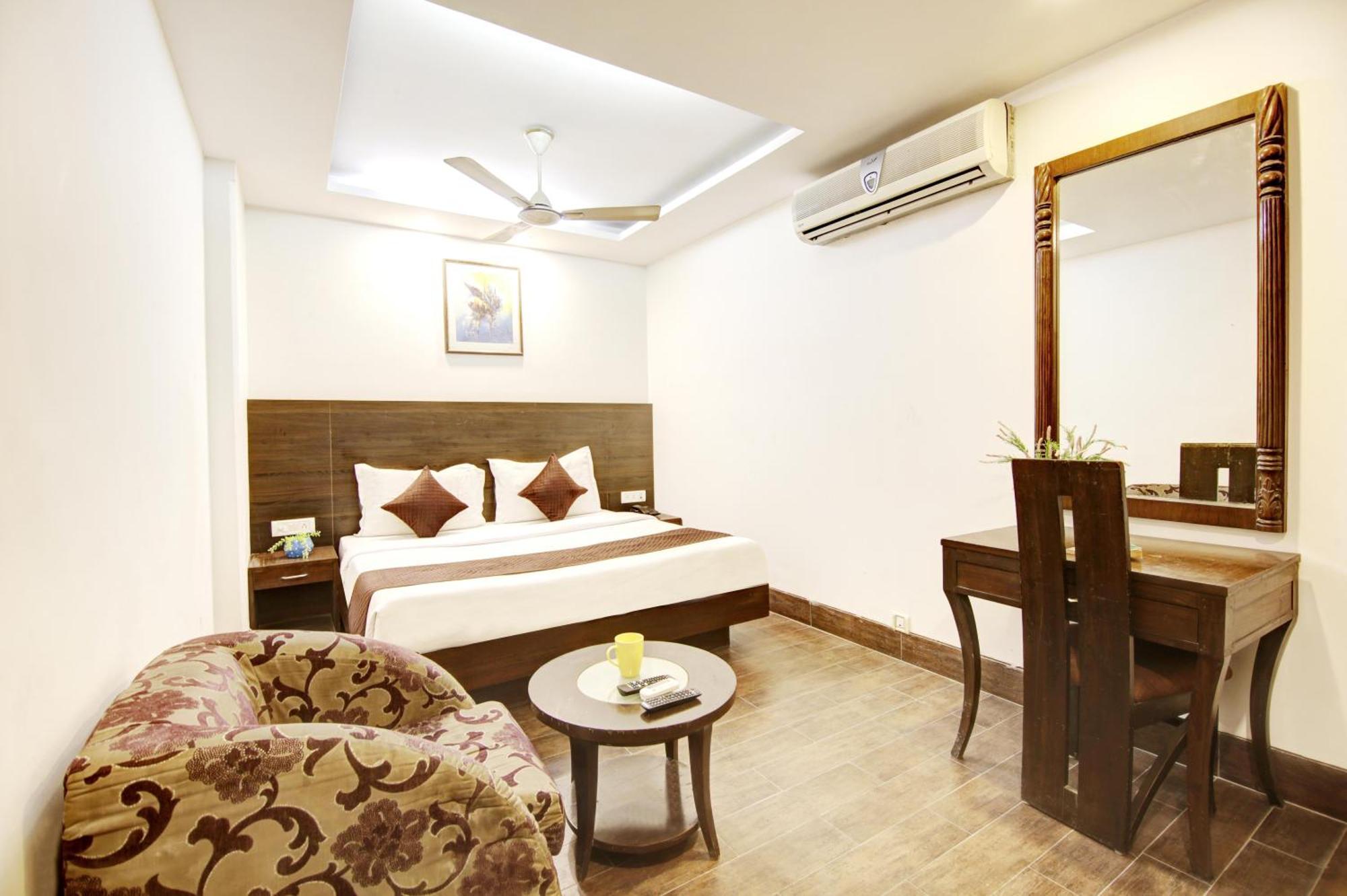 Hotel Good Times Near Ganga Ram Hospital And Karol Bagh Metro Deli Exterior foto