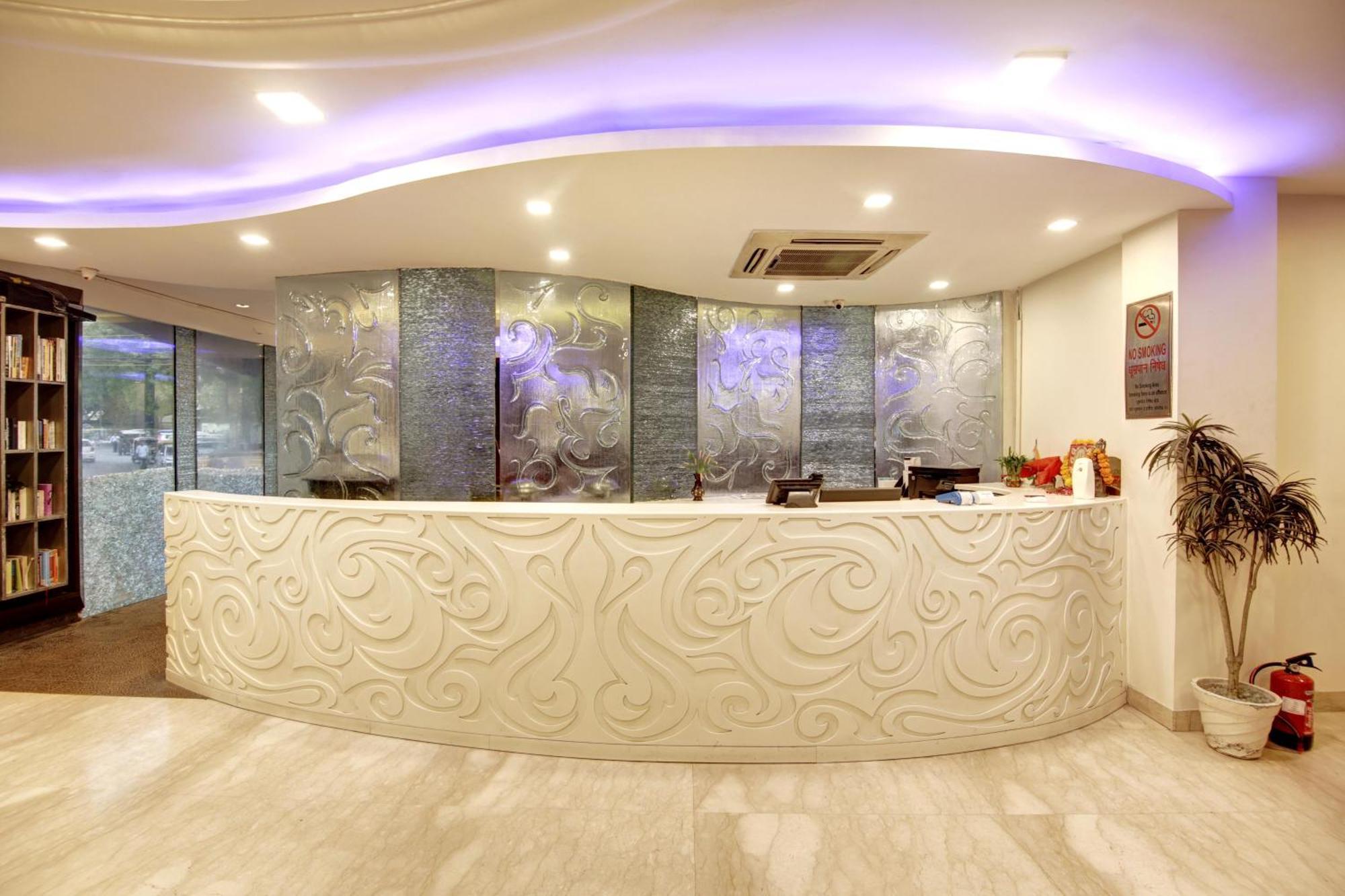Hotel Good Times Near Ganga Ram Hospital And Karol Bagh Metro Deli Exterior foto