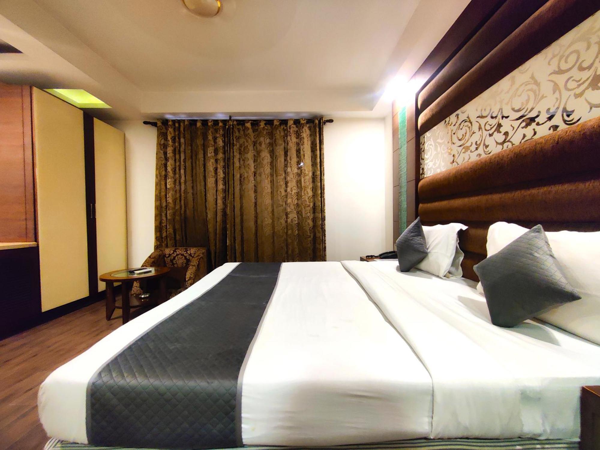 Hotel Good Times Near Ganga Ram Hospital And Karol Bagh Metro Deli Exterior foto